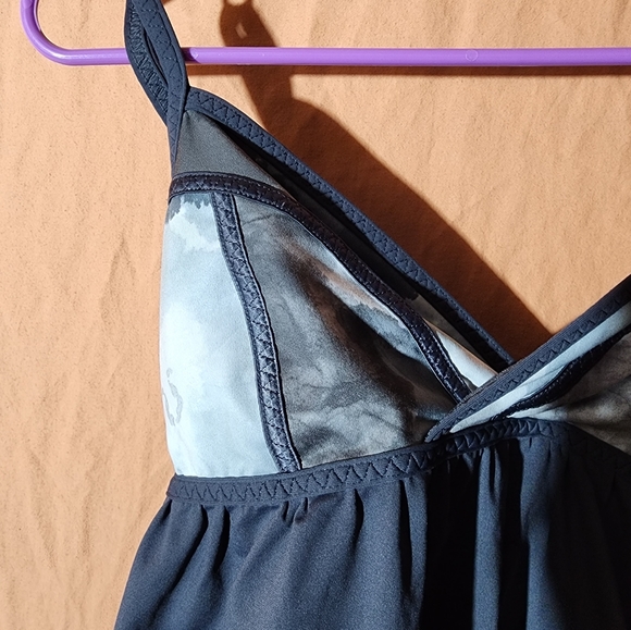 LuluLemon Rehearsal tank - Picture 2 of 5